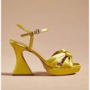 Vicenza Veneto knotted heels in mustard sz 38 - 7/7.5 US